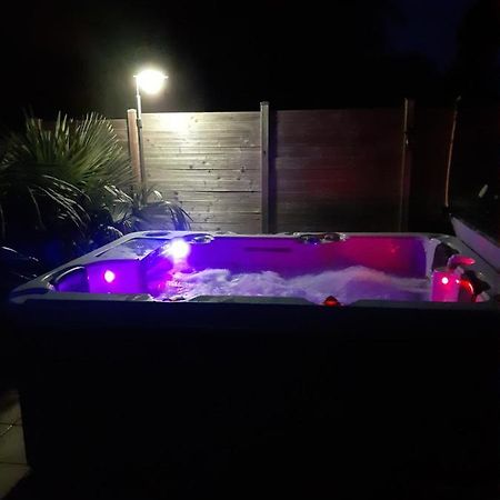 Chambre Au Nuit Etoile Et Jacuzzi Prive Pleuven Exterior foto