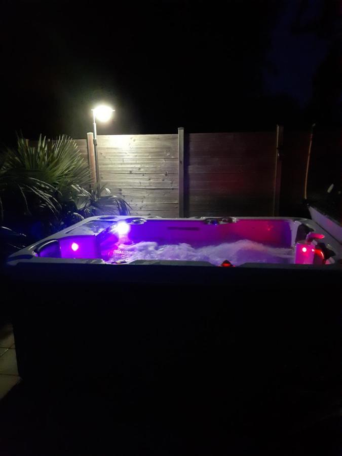 Chambre Au Nuit Etoile Et Jacuzzi Prive Pleuven Exterior foto